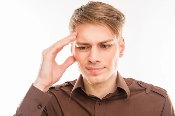 Aantrekkelijke jonge man met migraine zijn hoofd aan te raken — Stockfoto