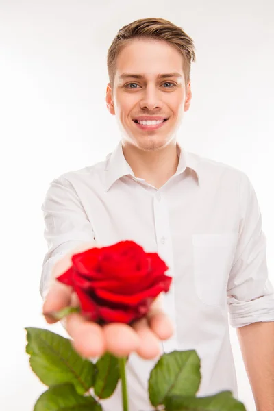 De cerca la foto de un joven atractivo con rosa roja — Foto de Stock