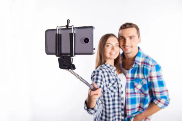 Selfie 棒で写真を作る愛の幸せカップル — ストック写真