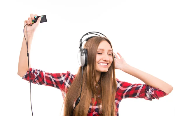 Jovencita alegre bonita escuchando música en auriculares — Foto de Stock