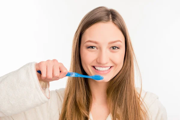 Крупным планом фото милой девушки с зубной щеткой — стоковое фото