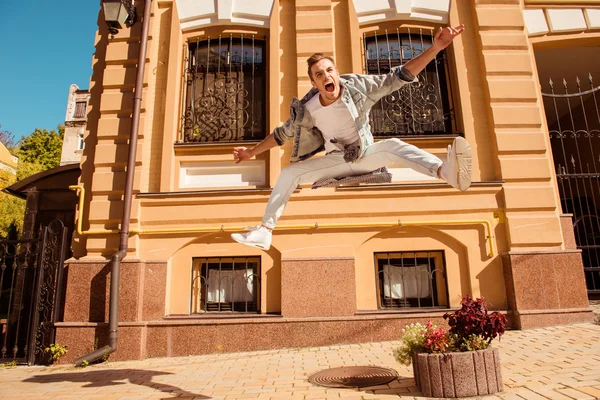 Crazy ung man hoppa på gatan och skrek — Stockfoto