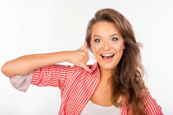 Linda chica joven sonriente mostrando signo "Llámame " —  Fotos de Stock