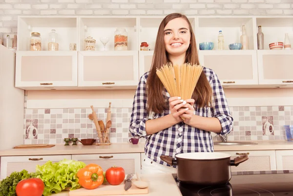 Mooi meisje gaat pasta koken — Stockfoto