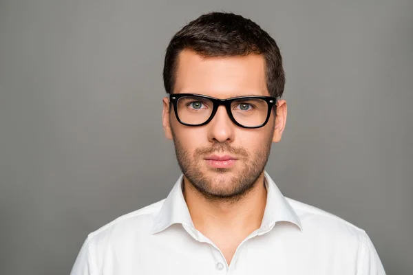 Ritratto di uomo intelligente serio in occhiali — Foto Stock