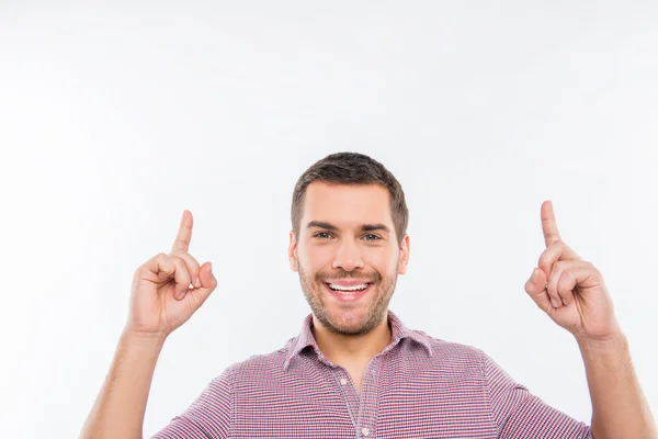 Jovem alegre apontando para cima — Fotografia de Stock