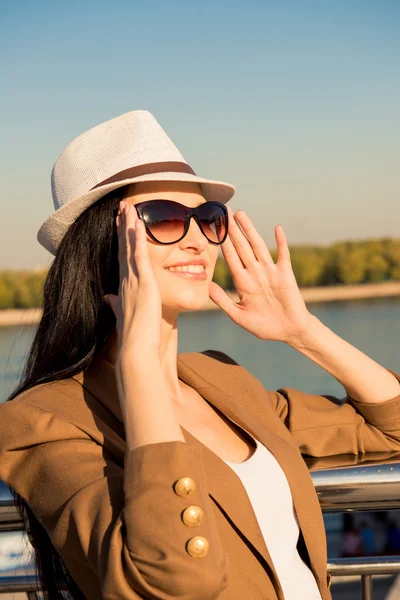 Schönes Mädchen mit Brille genießt das schöne Wetter auf der — Stockfoto