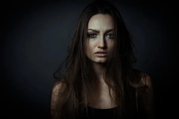 Nahaufnahme Porträt einer traurigen Frau mit zerzaustem Haar. — Stockfoto