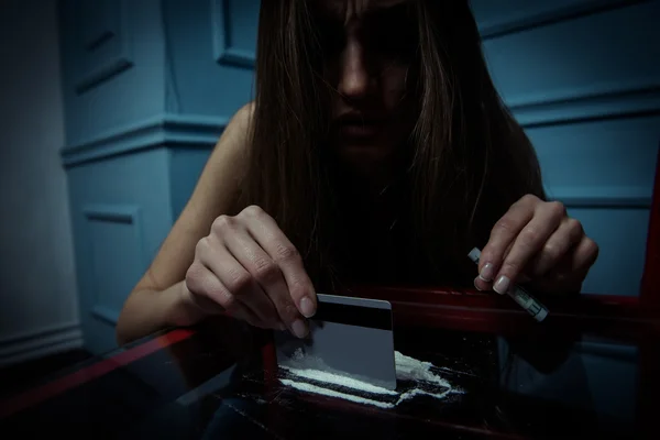 Problema social. Chica joven va a inhalar cocaína — Foto de Stock