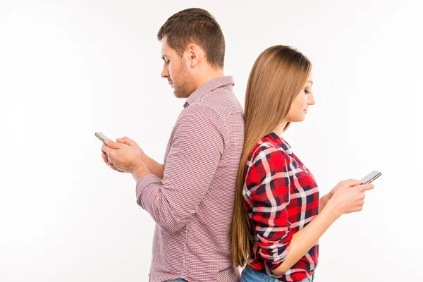 Par i kärlek loking i sin telefon och ignorerar varandra — Stockfoto