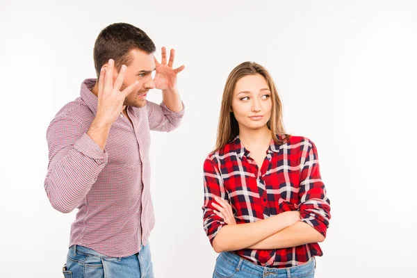 Злий молодий чоловік кричить на свою дівчину — стокове фото