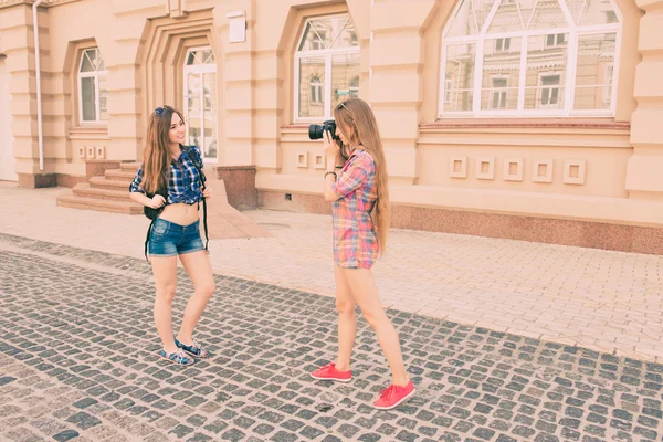 Schöne Mädchen auf der Tour fotografiert seine Freundin — Stockfoto