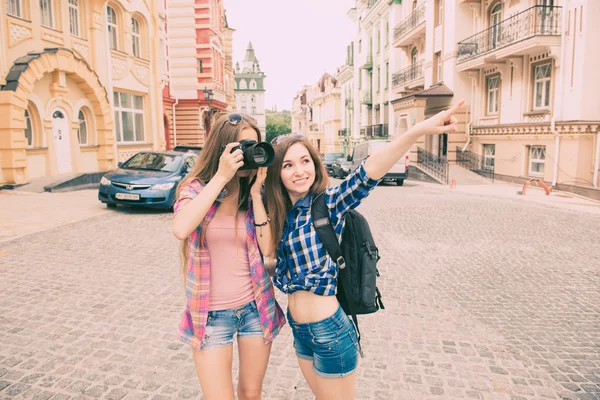 Two beautiful girlfriends traveling with the camera — Stock Photo, Image