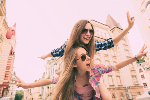 Meninas bonitas felizes gostam de viajar e brincar — Fotografia de Stock