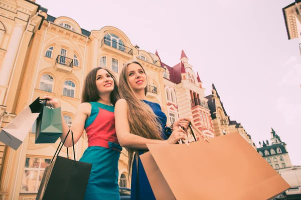 Όμορφα κορίτσια με ψώνια ψώνια και τουρισμό έννοια - τσάντα — Φωτογραφία Αρχείου