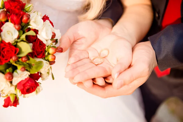 Closeup foto de um casal feliz no amor segurando anéis de casamento em — Fotografia de Stock