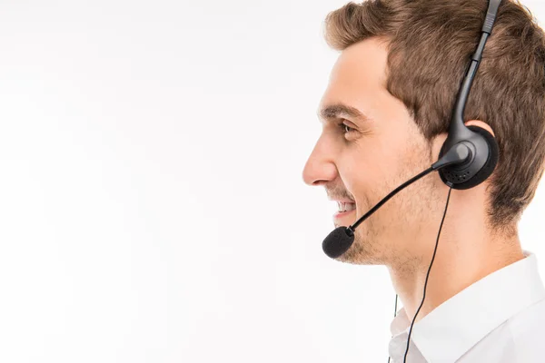 Een zijaanzicht portret van de jonge lachende agent van call-center — Stockfoto