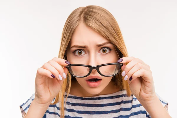 Chica sorprendida quitándose las gafas —  Fotos de Stock