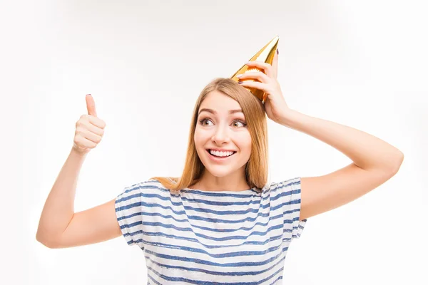 Linda chica en el gesto de la gorra de cumpleaños "COMO " — Foto de Stock