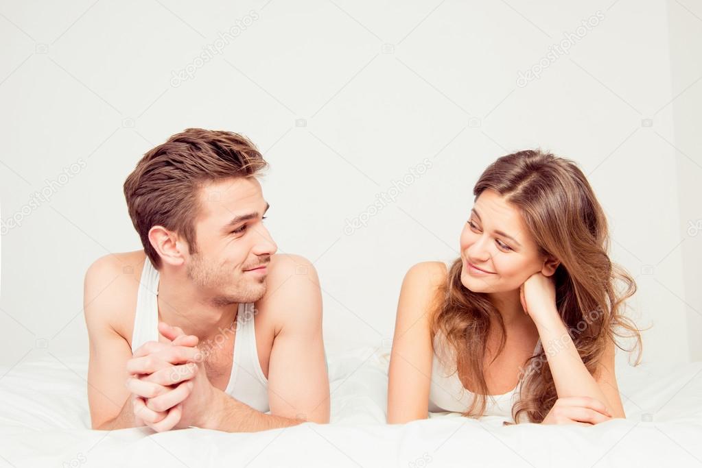 ベッドで横になっている愛の美しい面白いカップル ストック写真 C Deagreez1