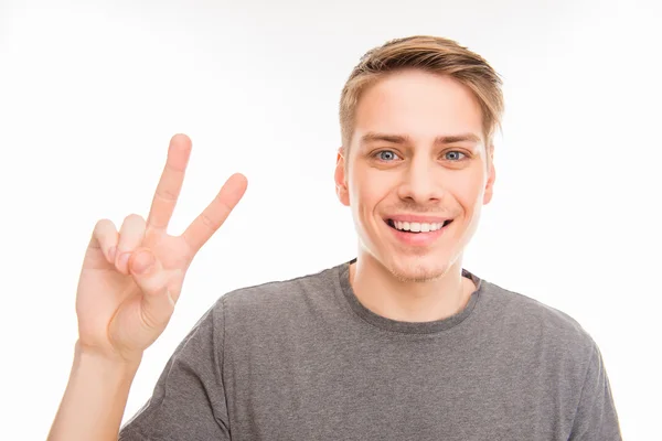 Joyeux joli homme en t-shirt gris geste avec deux doigts — Photo