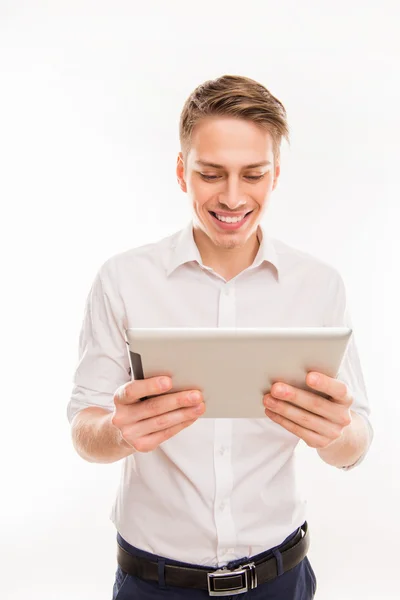 Muito jovem empresário segurando tablet e lendo notícias — Fotografia de Stock