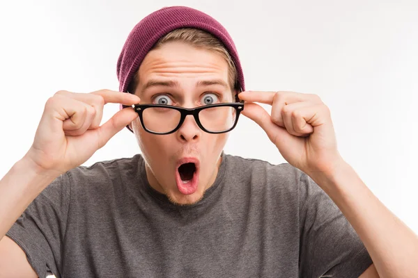 Sorprendido joven hipster en gorra violeta y gafas con mo abierto — Foto de Stock