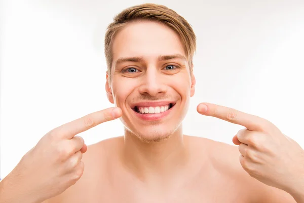 Забавный молодой человек, бьющий белыми зубами — стоковое фото