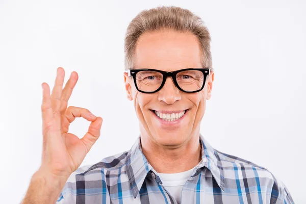 Красивий щасливий літній чоловік в окулярах жестикулює добре — стокове фото