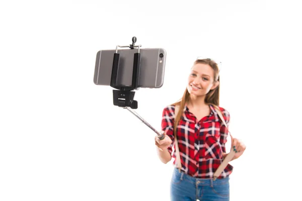 幸せな若い可愛い女の子 selfie 棒で写真を作る — ストック写真