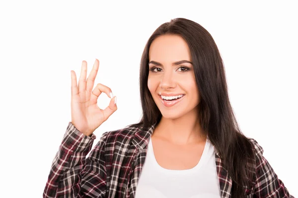 Close-up van portret van jong meisje hipster gebaren "Ok" — Stockfoto