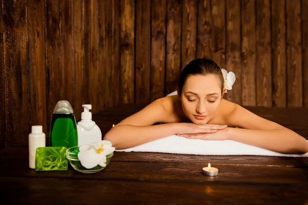 Beautiful pretty young woman laying in spa salon with closed eye — Stock Photo, Image