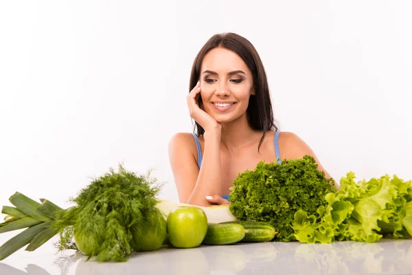 Щаслива струнка жінка, що показує вегетаріанський здоровий спосіб життя — стокове фото