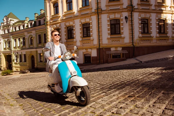 Szczęśliwy człowiek przystojny podróży starego miasta na skuter — Zdjęcie stockowe