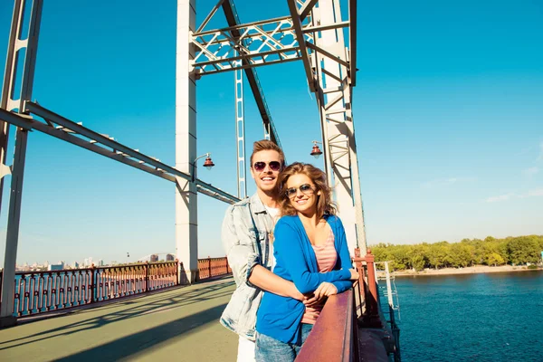 Весела закохана пара на мосту — стокове фото