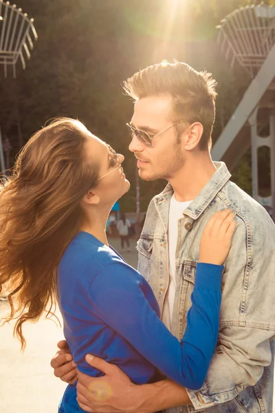 Alegre pareja romántica enamorada en el puente de pie juntos — Foto de Stock