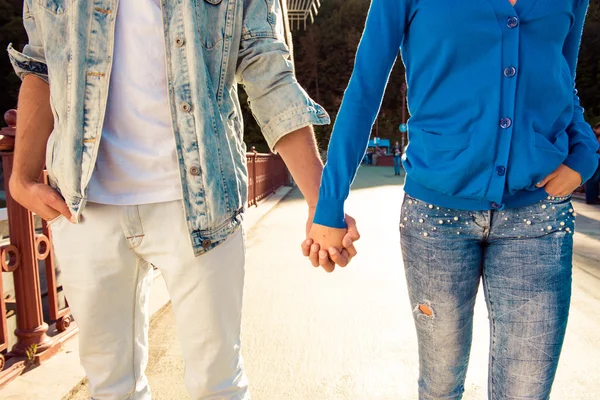 Pareja joven enamorada cogida de la mano y caminando calle —  Fotos de Stock