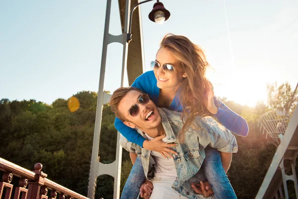 Pozitív vicces pár a szerelem a hídon — Stock Fotó