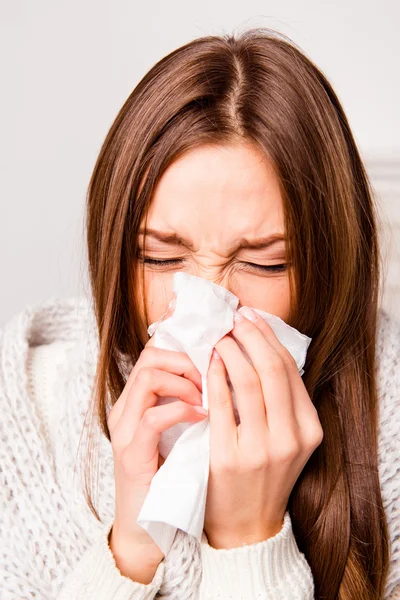 Retrato de cerca de una mujer enferma con fiebre estornudando en el tejido — Foto de Stock