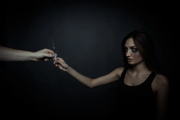 Joven mujer triste tomando una jeringa para el consumo de drogas —  Fotos de Stock