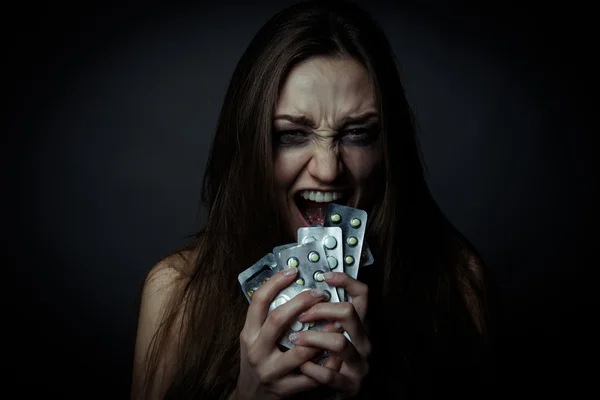 Jovem deprimida mulher usando pílulas ou drogas — Fotografia de Stock