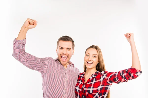 Glimlachend paar verliefd met opgeheven handen — Stockfoto