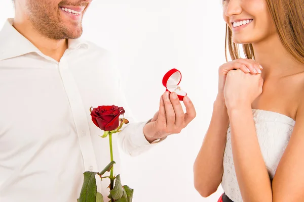 Cerca de la foto del hombre haciendo propuesta de matrimonio a su novia — Foto de Stock
