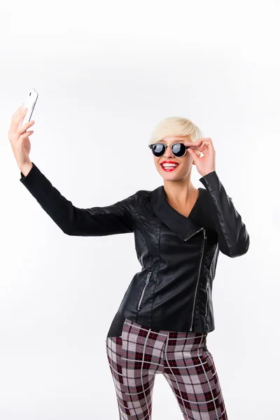 Sexy glückliche Frau mit roten Lippen macht Selfie-Foto — Stockfoto