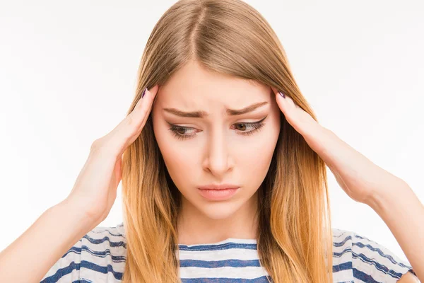 Cansado linda chica que sufre de dolor de cabeza —  Fotos de Stock