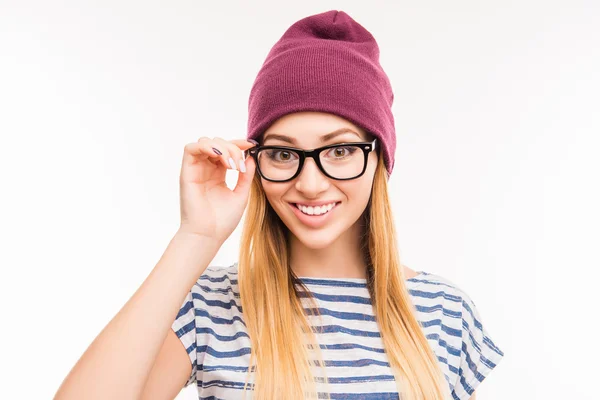 De cerca foto de chica bonita en sombrero y gafas — Foto de Stock