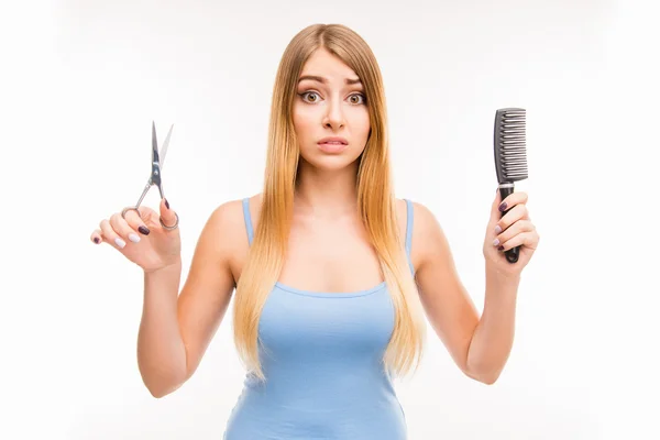 Chica elige tijeras o peine, belleza o conveniencia, cabello largo — Foto de Stock