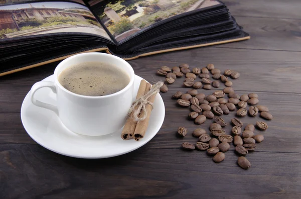 Kaffeetasse, Bohnen und Zimt — Stockfoto