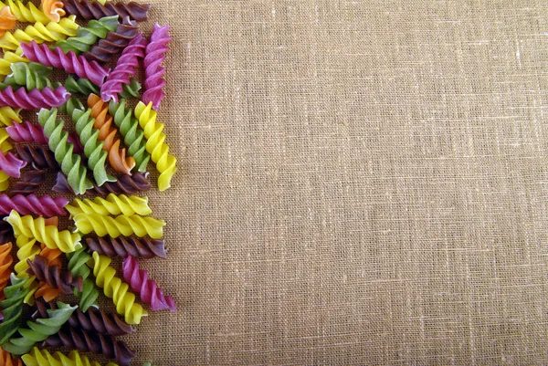 Kolorowy makaron na beżowym tle — Zdjęcie stockowe