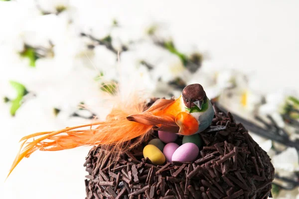 Bolo Chocolate Páscoa Pássaro Sentado Ninho Pequeno Pássaro Laranja Ovos — Fotografia de Stock